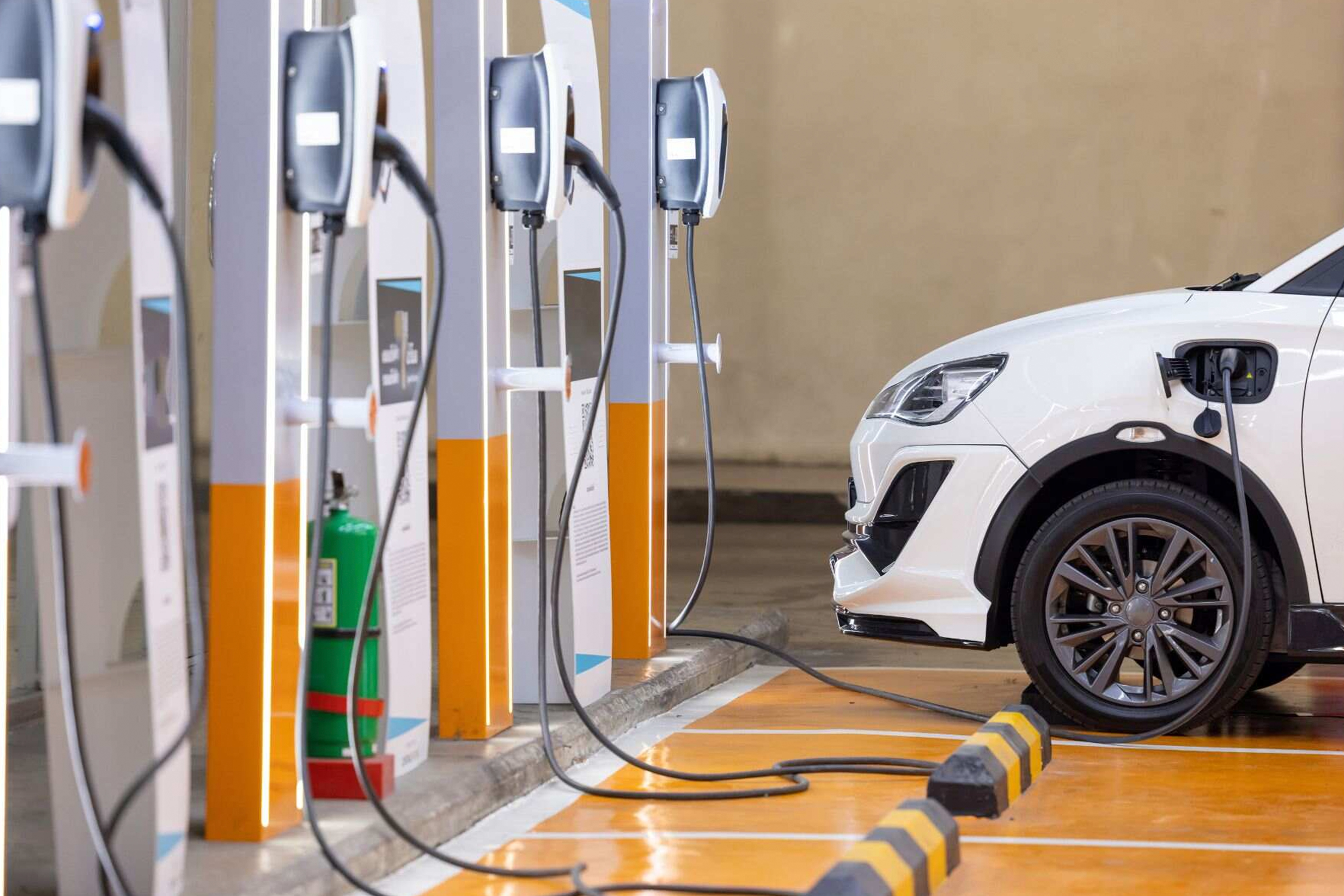 أنظمة شحن المركبات الكهربائية (EV Chargers)